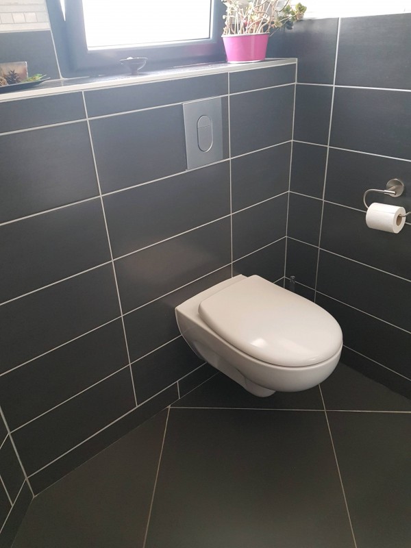 Création d'un toilette black and white avec un wc suspendu