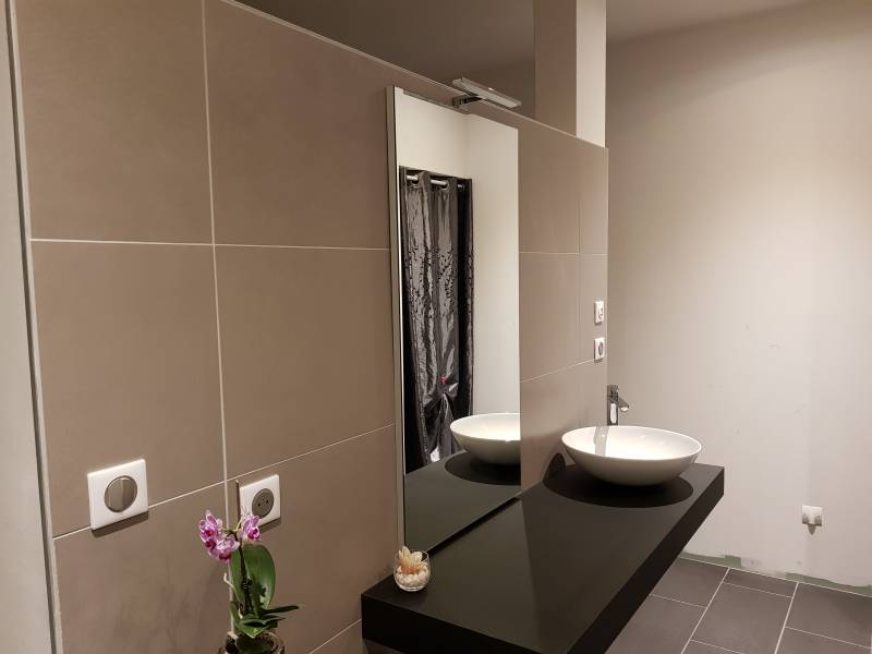 Aménagement d'une salle de bains moderne à parentis en born