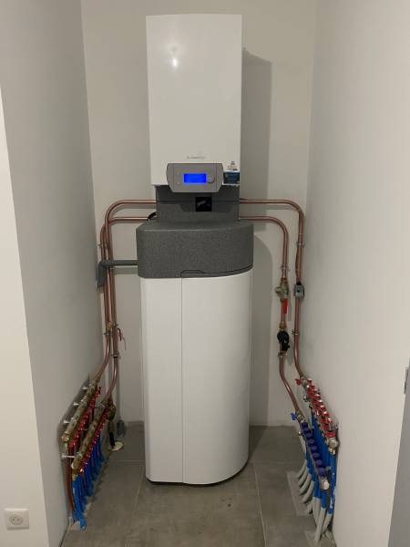 Installation d'une pompe à chaleur dans une maison neuve par Océane plomberie votre enrteprise rge à parentis en born