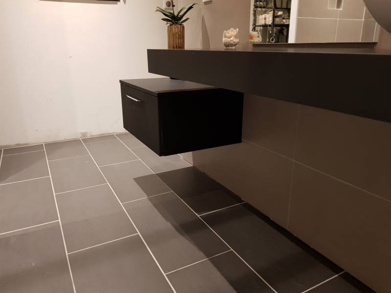 Création d'une salle de bains avec un meuble de salle de bains noir