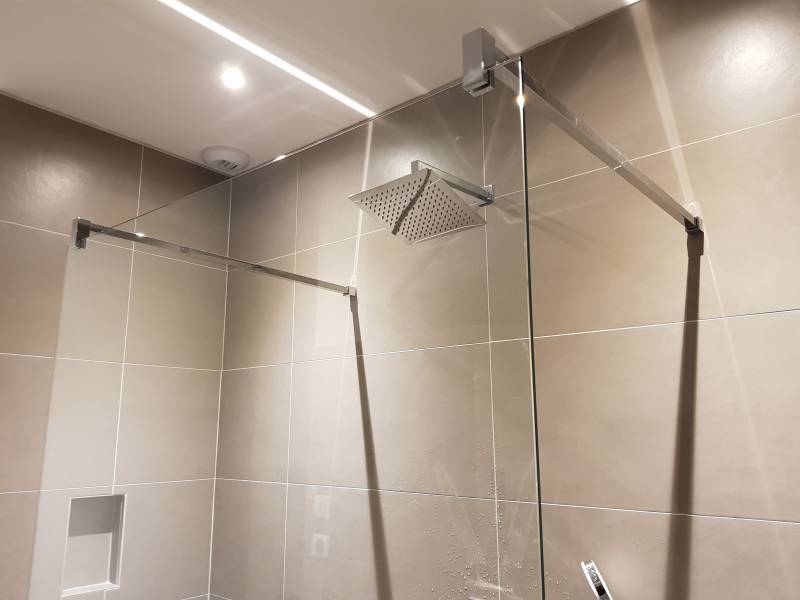 Installation d'une paroi de douche pour une douche italienne moderne
