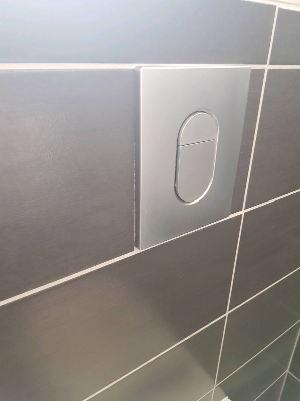 Installation d'une plaque de déclenchement chromé pour un wc suspendu