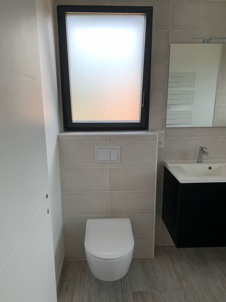 Aménagement d'un wc suspendu dans une maison neuve contemporaine sur Gujan mestras