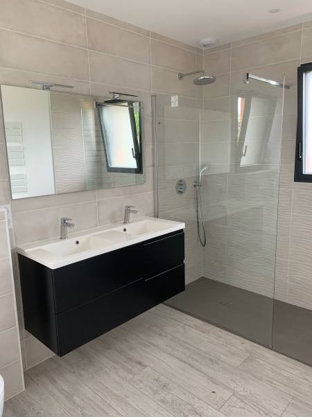 Aménagement d'une salle de bain avec douche italienne dans une maison neuve contemporaine sur Gujan mestras