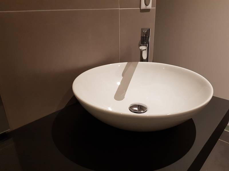 Pose de robinetterie dans une salle de bain